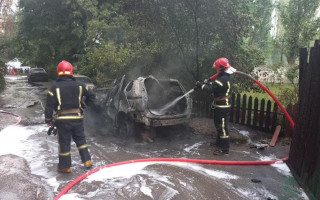 У Києві вщент згорів припаркований автомобіль, фото