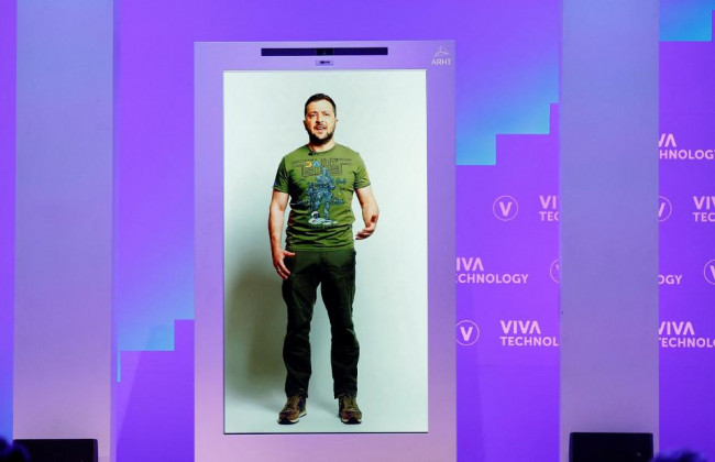 Зеленский выступил на конференции Viva Technology в виде голограммы: фото