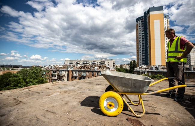 В Киеве начали восстанавливать 16-этажку, куда прилетела российская ракета
