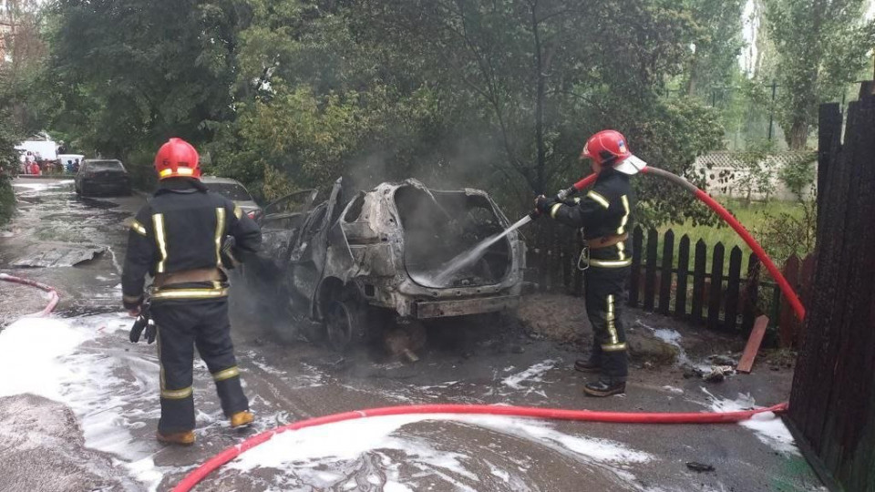 У Києві вщент згорів припаркований автомобіль, фото