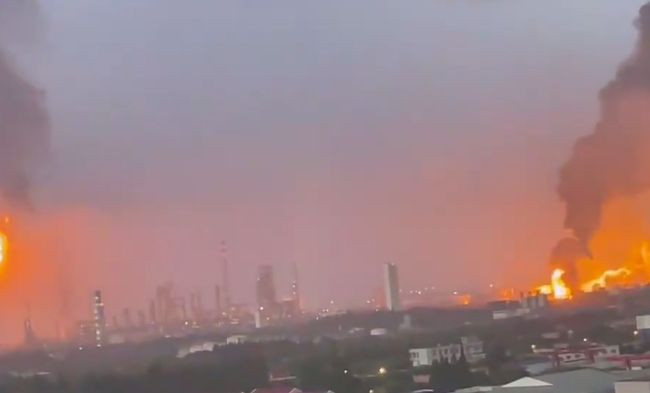 На нефтеперерабатывающем заводе в Шанхае произошел масштабный пожар, видео