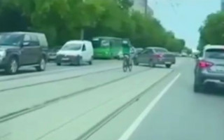 В Киеве курьер на велосипеде попал в курьезное ДТП, видео