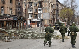 У Маріуполі жителі стоять у чергах по воду та змушені працювати на окупантів, відео