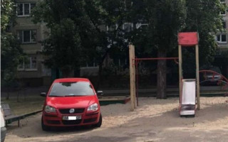 Оставил авто на детской площадке: киевлян возмутил «герой парковки», фото