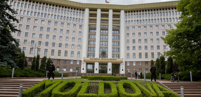 В Кишиневе началось первое в истории совместное заседание парламентов Румынии и Молдовы