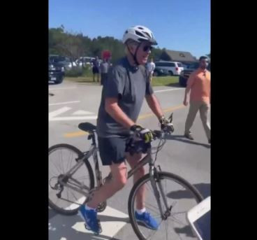 Байден упал с велосипеда во время прогулки, видео