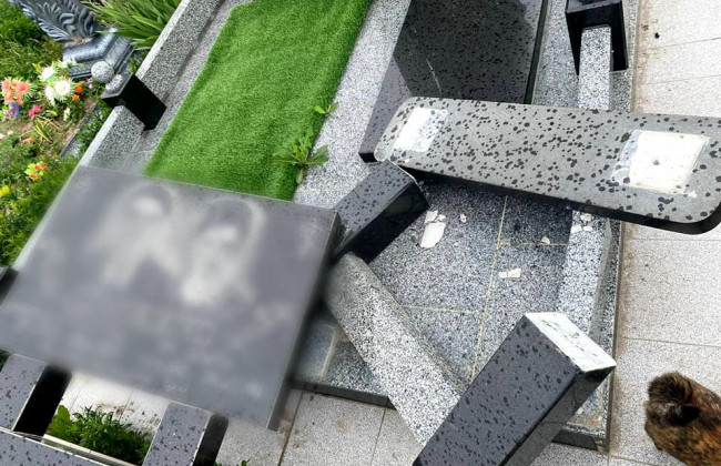 Під Києвом вандал понівечив пам’ятники на кладовищі: фото