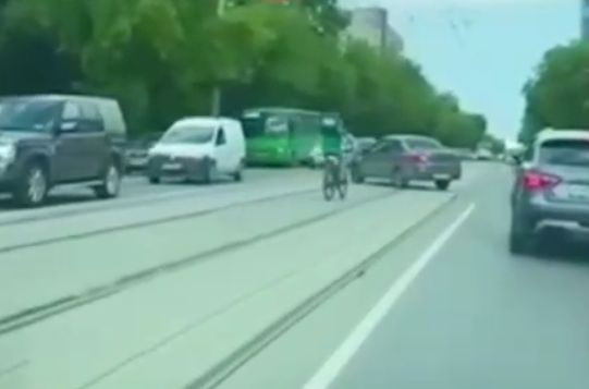 В Киеве курьер на велосипеде попал в курьезное ДТП, видео