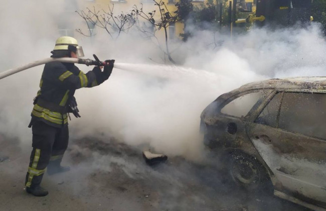 В Киеве возле жилого дома вспыхнул автомобиль, фото