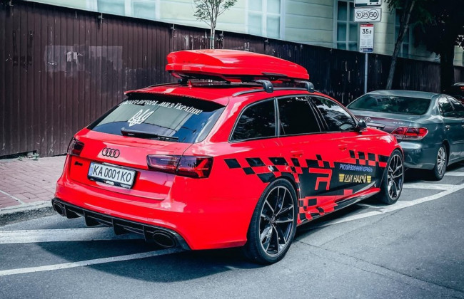 В Києві помітили надпотужний Audi з патріотичним тюнінгом