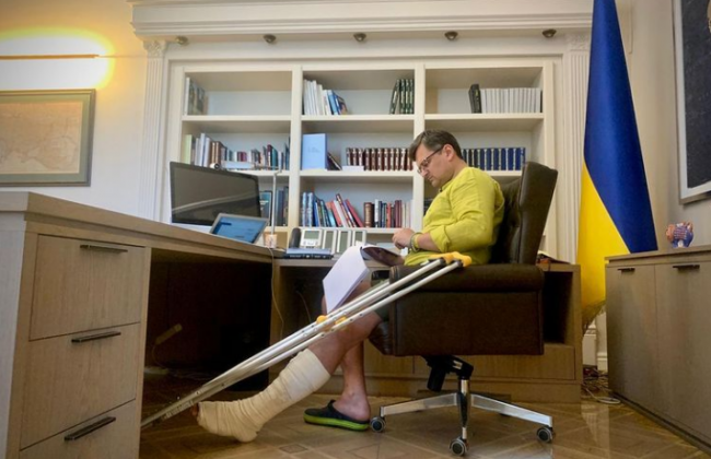 Кулеба розповів, чому зустрічав Макрона та Шольца на милицях, та що трапилося з його ногою