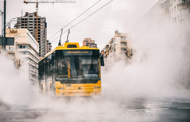 В Києві сталася аварія водопровідної мережі: змінено рух одного із маршрутів транспорту