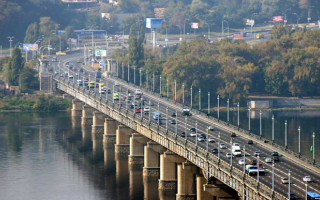У Києві відновлюють рух мостами Метро та Патона