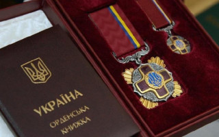 Зеленський нагородив лікарів, які ціною власного життя рятували маріупольців під ворожими обстрілами