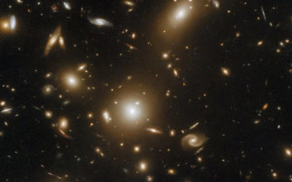 Hubble сделал фото чрезвычайно массивного скопления галактик: яркий кадр