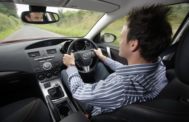 На дорогах Украины появятся авто с правым рулем и красными поворотниками: Кабмин подал законопроект 7468