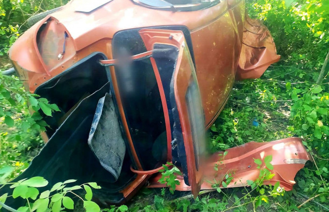 На Київщині авто на швидкості врізалось в дерево: постраждало п'ятеро осіб