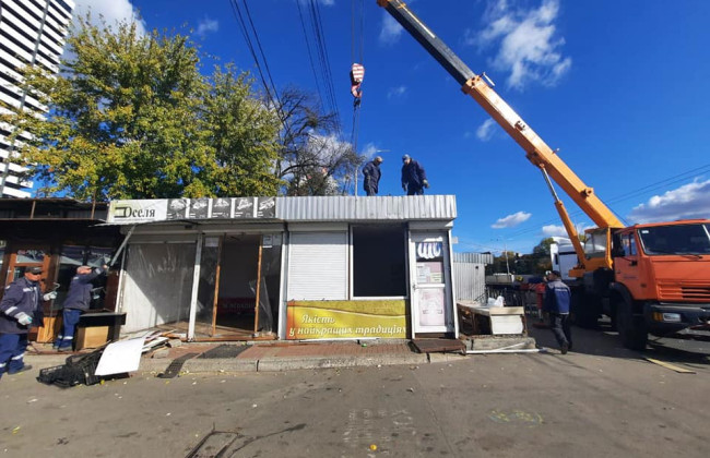 У Києві приберуть МАФи біля станцій метро, що перешкоджають доступу до укриттів та сховищ