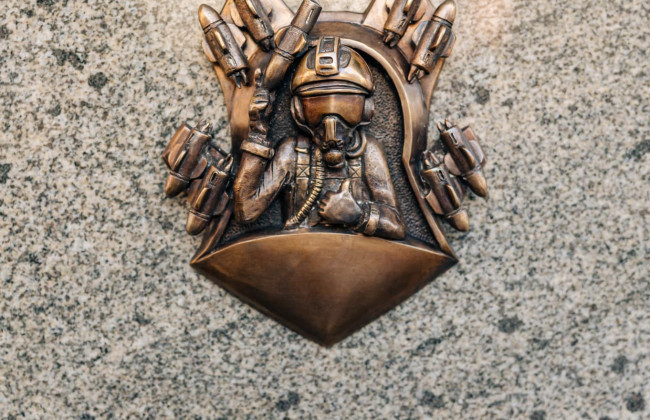 У Києві з’явилась міні-скульптура присвячена «Привидові Києва»: де її знайти