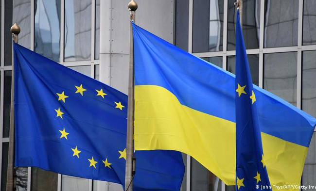 Государства-члены ЕС намерены официально предоставить Украине статус кандидата – Bloomberg