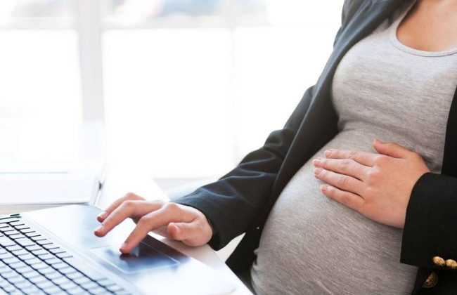 Як надається допомога по вагітності та пологах у період простою: роз’яснення Держпраці