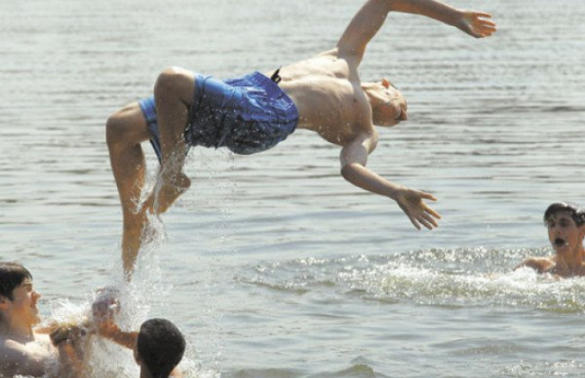 На Львівщині починається водний сезон: які пляжі відкриті для купання