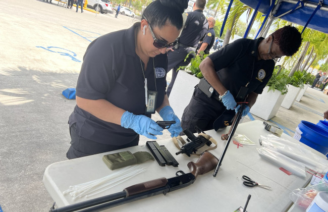 Поліція Маямі скуповує зброю у містян, щоб відправити її українцям – The Washington Post, фото