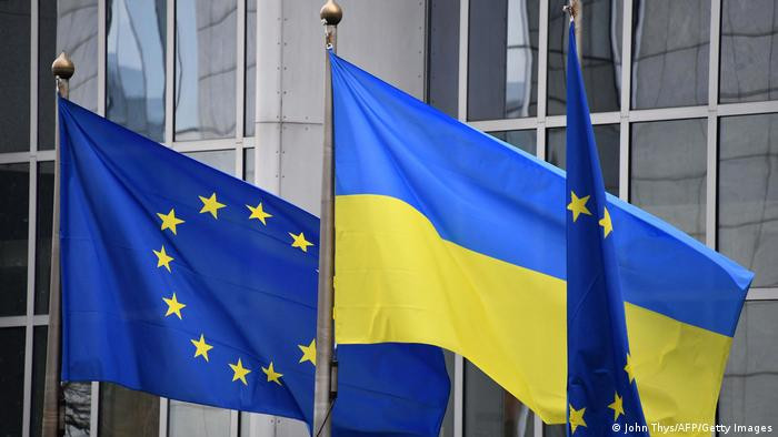 Государства-члены ЕС намерены официально предоставить Украине статус кандидата – Bloomberg