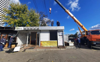 У Києві приберуть МАФи біля станцій метро, що перешкоджають доступу до укриттів та сховищ
