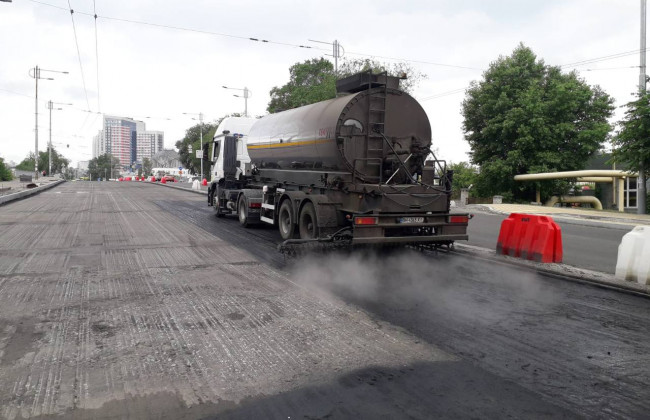 В Киеве ремонтируют улицу Льва Толстого, фото