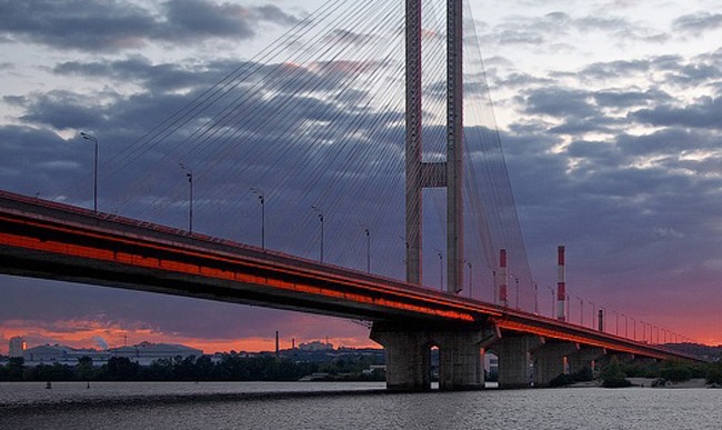 У Києві для приватних автівок закриють рух Південним мостом