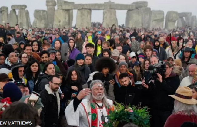Тысячи друидов и язычников отметили летнее солнцестояние в Стоунхендже: яркие фото