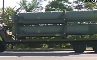До Білорусі привезли російські ракетні установки «С-300»: відео