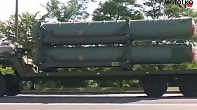 До Білорусі привезли російські ракетні установки «С-300»: відео