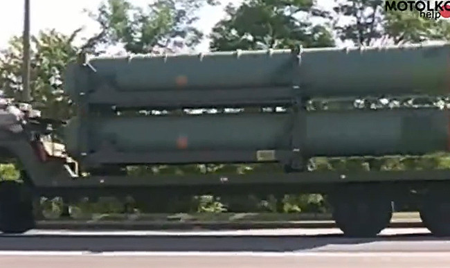 До Білорусі привезли російські ракетні установки «С-300»: відео