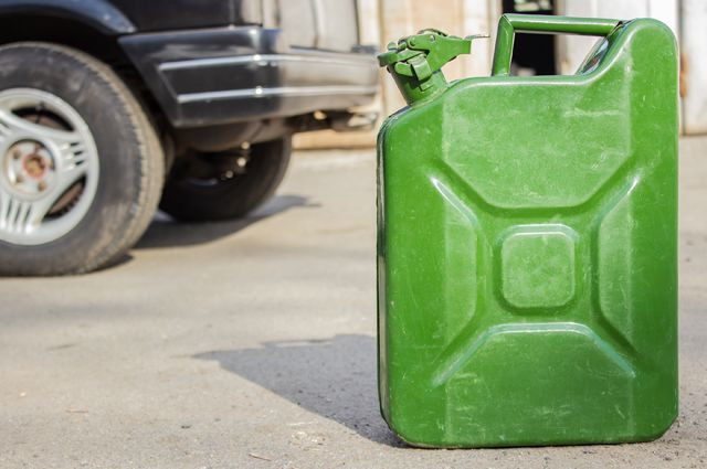 На замітку автовласникам: як правильно зберігати бензин у каністрі