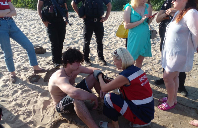 Водолази врятували підлітка, який ледь не потонув у Дніпрі