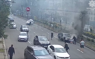 У Києві посеред дороги загорівся автомобіль, відео