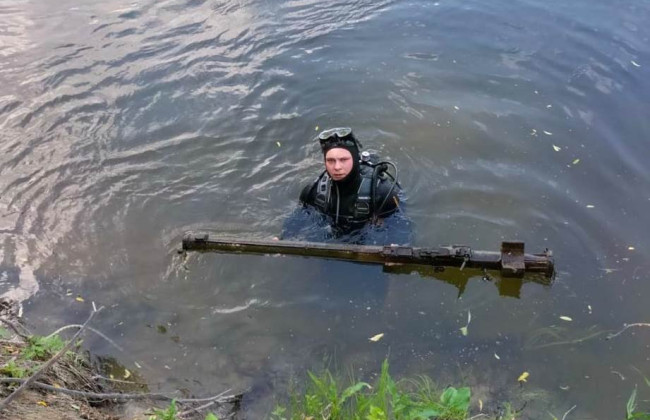 На Сумщині водолази дістали з річки переносний зенітно-ракетний комплекс «Ігла», фото