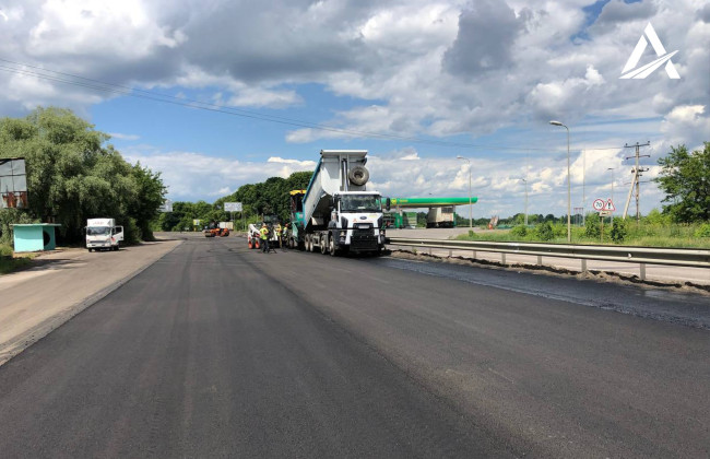 Дорожники асфальтують проблемні ділянки траси Київ — Довжанський: фото