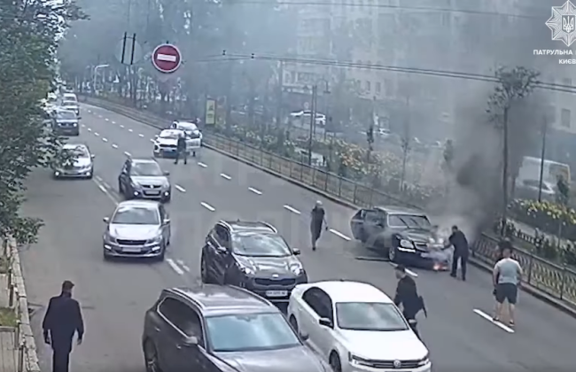 У Києві посеред дороги загорівся автомобіль, відео