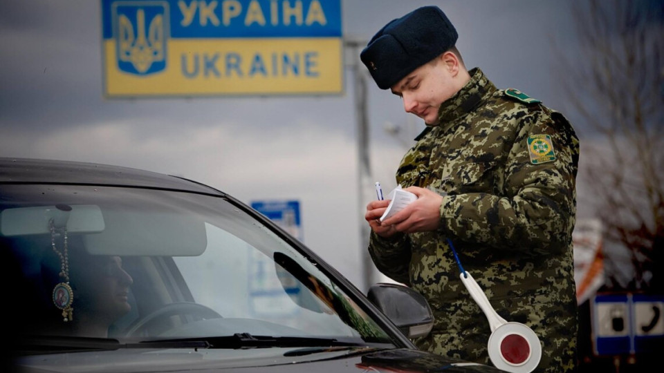 У «Слузі народу» пропонують на законодавчому рівні закріпити заборону виїзду чоловіків призовного віку за межі України на час воєнного стану