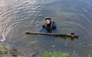На Сумщині водолази дістали з річки переносний зенітно-ракетний комплекс «Ігла», фото