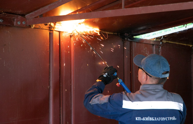 У Києві демонтують гаражі біля річки Либідь, фото