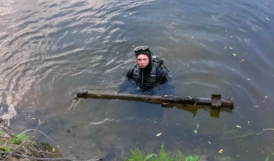 На Сумщині водолази дістали з річки переносний зенітно-ракетний комплекс «Ігла», фото