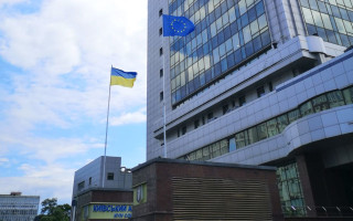 Перед Київським апеляційним судом замайорів прапор ЄС, фото та відео