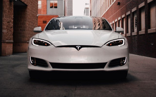В Германии владельцам Tesla запретили въезд на некоторые территории: в чем причина
