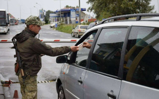 Киянин за $10 000 виготовляв «довідку» волонтера для охочих незаконно виїхати за кордон чоловіків