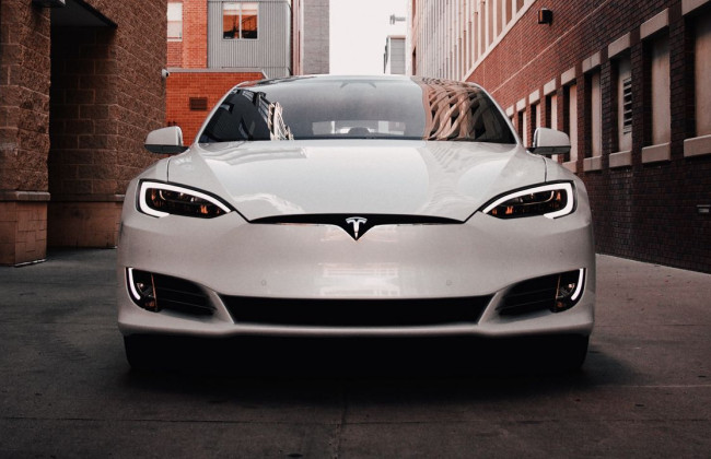 В Германии владельцам Tesla запретили въезд на некоторые территории: в чем причина