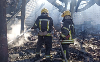 У Києві сталася пожежа на Троєщині: пошкодженні автомобілі розташовані поруч, фото